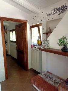 un couloir d'une maison avec une porte ouverte dans l'établissement Agriturismo La Locandiera, à Montemerano