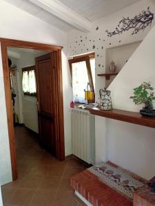 un pasillo de una casa con una puerta abierta en Agriturismo La Locandiera, en Montemerano
