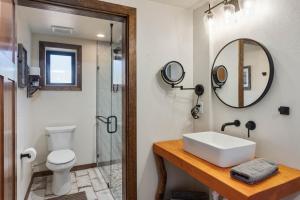 uma casa de banho com um lavatório, um WC e um espelho. em Lodge at 5600 em Pine