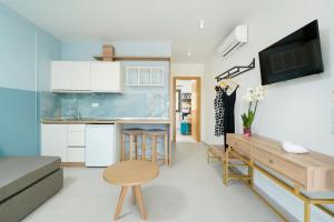 Kuchyň nebo kuchyňský kout v ubytování Miracle Suites by Klisma beach