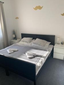 Posteľ alebo postele v izbe v ubytovaní Little Tom Apartments