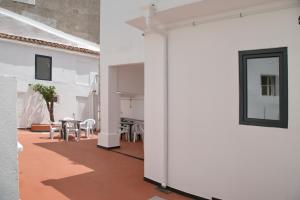 a white house with a courtyard with tables and chairs at Ammaia AL in Portalegre
