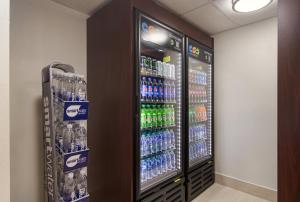 un frigorifero pieno di bottiglie d'acqua di Red Roof Inn PLUS & Suites Erie a Erie