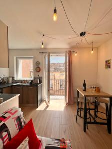 a kitchen and a living room with a table at 9mins de Lamalou-les-Bains 30mins Avène 40m² in Bédarieux