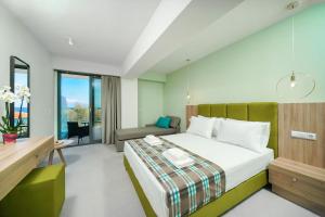 Postel nebo postele na pokoji v ubytování Miracle Suites by Klisma beach