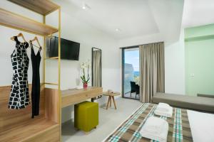 TV a/nebo společenská místnost v ubytování Miracle Suites by Klisma beach
