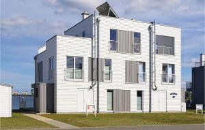 un edificio blanco con muchas ventanas en Schleivilla Corsaro, en Olpenitz