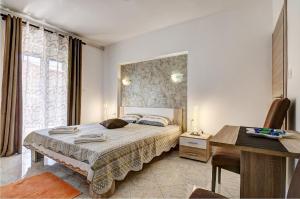 - une chambre avec un lit, une table et un bureau dans l'établissement Lovely Apartments in Valbandon, à Fažana