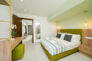 Postel nebo postele na pokoji v ubytování Miracle Suites by Klisma beach