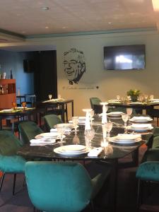 einen Tisch mit Tellern und Weingläsern darauf in der Unterkunft Hotel Vila Luena in Vila Verde
