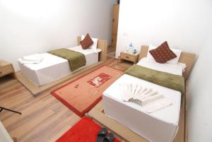 Łóżko lub łóżka w pokoju w obiekcie Gantavya Resort