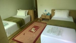 Łóżko lub łóżka w pokoju w obiekcie Gantavya Resort