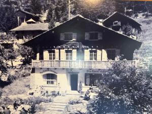 una vieja foto de una casa en una colina en Au Vieux Champex en Champex