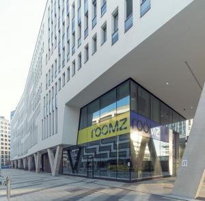 un gran edificio con una señal de aazonazonazonazonazonazonazonazonazonazon en roomz Vienna Prater en Viena