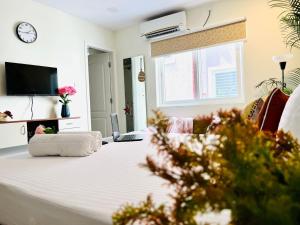 Μια τηλεόραση ή/και κέντρο ψυχαγωγίας στο Olive Service Apartments Gachibowli