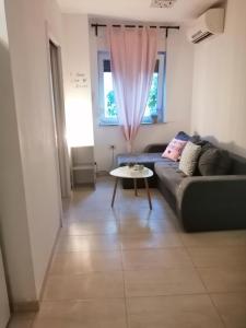 un soggiorno con divano e tavolo di Sun & Love Apartment a Capodistria