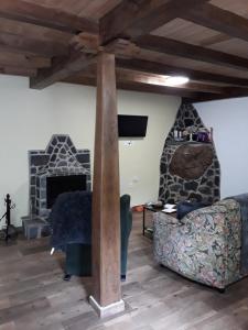sala de estar con sofá y chimenea en Casa Marcelo, en Proaza