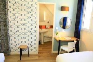 Cama ou camas em um quarto em Logis Hôtels- Hôtel Marguerite d'Anjou Angers château