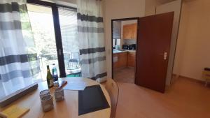Zimmer mit einem Tisch und einer Küche mit einem Fenster in der Unterkunft Schönes Apartment in perfekter Lage in Mönchengladbach