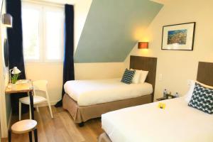 Cama ou camas em um quarto em Logis Hôtels- Hôtel Marguerite d'Anjou Angers château