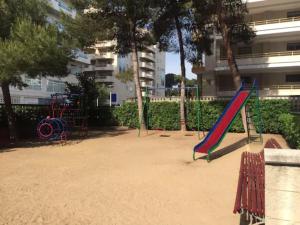 un parque infantil con tobogán en Apartamento centrico y con piscina a 5 min. playa en Salou