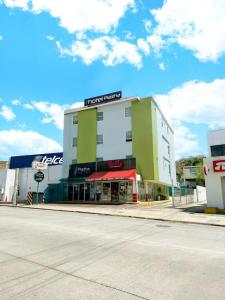 a building on the side of a street at Hotel Plazha in Tuxtla Gutiérrez