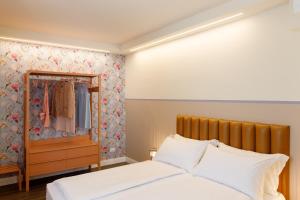 a bedroom with a bed and a mirror at CASA FLORES Apartments in Bardolino