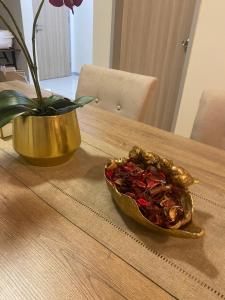 un tazón de comida en una mesa junto a un jarrón en ORKED VANDA, 3 Bedroom apartment, SEAVIEW NETFLIXWIFIYOUTUBE, en Kuala Terengganu