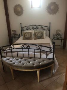 1 dormitorio con 1 cama con marco de metal en Gîte entre lacs, océan et forêts, en Pissos 41 fotos más