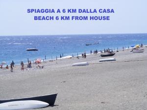 uma vista para uma praia com pessoas e para o oceano em Casa Etna-Mare em Santa Venerina