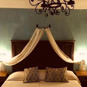 1 dormitorio con 1 cama con dosel en La Escondida Hotel Boutique en Zacatlán