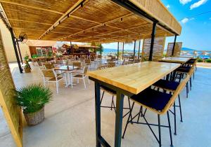 Reštaurácia alebo iné gastronomické zariadenie v ubytovaní Zoom Beach Hotel + 37 fotografií