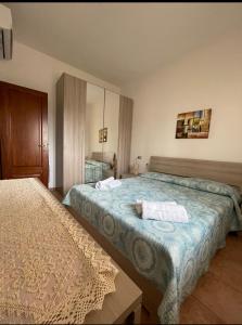 a bedroom with two beds and a mirror at Casa Cristallina in Posada