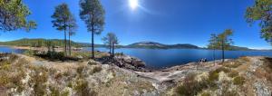 vista su un lago con montagne sullo sfondo di Telemark Camping a Hauggrend