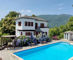 Bazén v ubytování Vrionis House nebo v jeho okolí