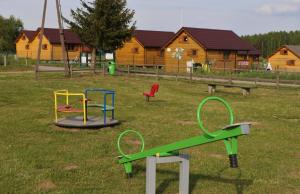 Abisynia Kaszubska między jeziorami Wdzydzkim a Wielewskim tesisinde çocuk oyun alanı