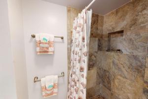 Koupelna v ubytování Magnificent Sunsets and Ocean views at Luana Kai + 15 fotografií