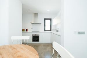Kuchyň nebo kuchyňský kout v ubytování Altos de la Gloria Beach Apartments