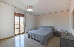 Llit o llits en una habitació de Beautiful Apartment In Marina Di Strongoli With Wifi And 2 Bedrooms