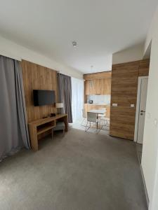 Televízia a/alebo spoločenská miestnosť v ubytovaní Aparthotel Apartamenty Czarna Góra 320