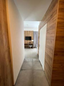 Televízia a/alebo spoločenská miestnosť v ubytovaní Aparthotel Apartamenty Czarna Góra 320