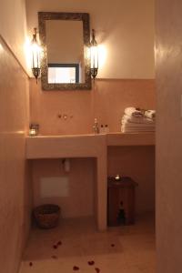 A bathroom at Riad Dar Aicha en Exclusivité