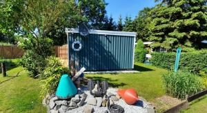 un jardín con un cobertizo azul en un patio en Bungalow(hälfte) Vorderdeck, Ahlbeck (Usedom), en Ahlbeck