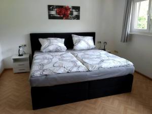 een slaapkamer met een groot bed met een zwart hoofdeinde bij Ferienwohnung Panoramablick in Oberharmersbach