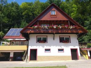 una casa con un techo con flores. en Ferienwohnung Panoramablick, en Oberharmersbach