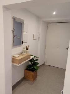 uma casa de banho com um lavatório e um espelho na parede em Lilly house em Catânia