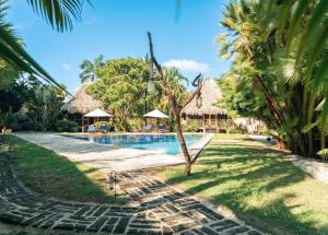 - Vistas a la piscina del complejo en Turtle Inn, en Placencia Village