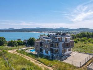 una vista aérea de una casa con piscina en Stefaniya Apartments, en Sozopol