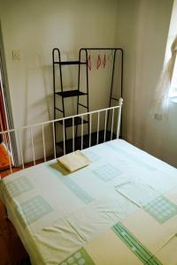 um pequeno quarto com uma cama e uma cadeira em Kuca za odmor Mila em Vrbanj