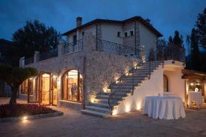 una casa grande con una escalera delante de ella en Ai Pozzi di Lenola, en Lenola